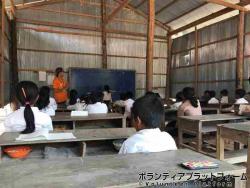 いつも積極的で真面目に授業を受ける子供たち。 ぼらぷらカンボジア 教育ボランティア