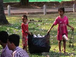 子供たちがゴミを拾っていると横にいた大人達が子供たちに缶をなげてました。 ぼらぷらカンボジア スタディツアー