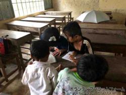 授業中に丸つけを待ってる子供達、 ぼらぷらカンボジア 教育ボランティア