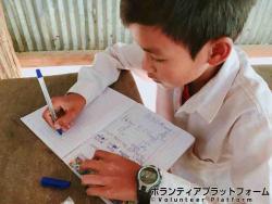 休み時間に勉強する生徒 ぼらぷらカンボジア 教育ボランティア
