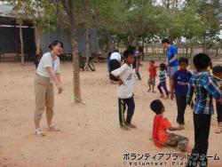 休み時間恒例の大縄 ぼらぷらカンボジア 教育ボランティア