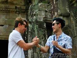 外人観光客との別れの握手 ぼらぷらカンボジア スタディツアー