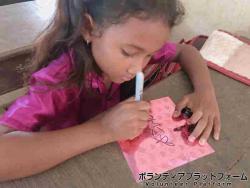 自分が持っている中で1番可愛い折り紙に私と自分の名前を書いてくれました！女の子はやっぱり可愛いものとお絵かきや書くことが好きなんですね♡ ぼらぷらカンボジア 教育ボランティア