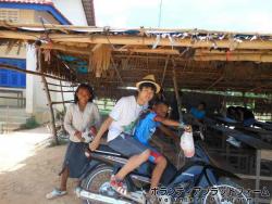 先生のバイクに乗って。 ぼらぷらカンボジア 教育ボランティア