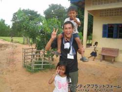 二人ともピース ぼらぷらカンボジア 教育ボランティア