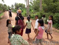 子供たちと学校登校 ぼらぷらカンボジア 教育ボランティア