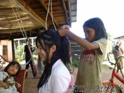 髪を結ってもらってます ぼらぷらカンボジア 教育ボランティア