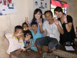 ブン先生と子どもたちと♪ ぼらぷらカンボジア 教育ボランティア
