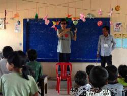 授業の最後にマジックを披露 ぼらぷらカンボジア 教育ボランティア