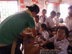 小学校にて折り紙 ぼらぷらカンボジア スタディツアー