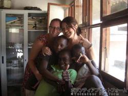 センターの子どもたちとドイツからのボランティアの女の子 ぼらぷらICYEモザンビーク 短期