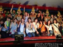 ビュッフェにて踊り子たちと ぼらぷらカンボジア 教育ボランティア