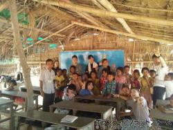 3年生の子どもたちと先生たち。 ぼらぷらカンボジア 教育ボランティア