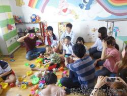 孤児院の子供たちと遊んでる風景！ ぼらぷらベトナム スタディツアー