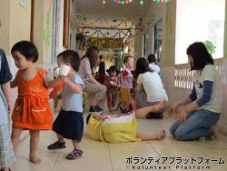 孤児院で自由に遊ぶ子供たち ぼらぷらベトナム スタディツアー
