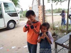 孤児院の子どもに割り箸鉄砲 ぼらぷらカンボジア スタディツアー