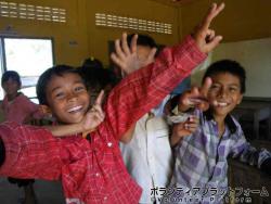写真撮るよって言うと必ずジャンプする男の子たち。かわいいけど、ブレてる写真ばっかりです笑 ぼらぷらカンボジア 教育ボランティア