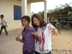 5Aクラス一番の元気いっぱいやんちゃ少年ウィレアと決めポーズ ぼらぷらカンボジア 教育ボランティア