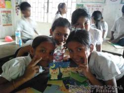 小学校で折り紙 ぼらぷらカンボジア スタディツアー