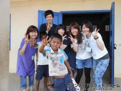 教室の前で子供たちと！ ぼらぷらカンボジア 教育ボランティア