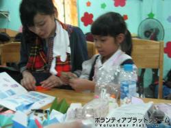 小学校の子ども達と折り紙 ぼらぷらベトナム スタディツアー