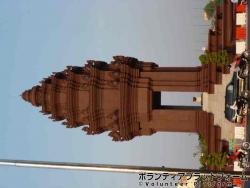 カンボジア独立記念塔。　予想よりも大きかったです。 ぼらぷらカンボジア　青年海外協力隊スタディツアー