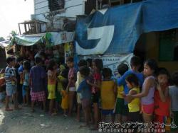 フィーディングを待つ子ども達の列 ぼらぷらフィリピン　貧民区キッズサポート