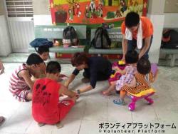 孤児院で子どもたちと折り紙！ ぼらぷらベトナム スタディツアー