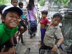 遺跡にいた子どもたち！ ぼらぷらカンボジア スタディツアー