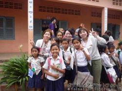 小学校ではバレーをしたり折り紙をしたりして遊びました。 ぼらぷらカンボジア スタディツアー