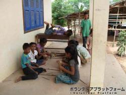 木の枝と石でよく遊んでいます ぼらぷらカンボジア 教育ボランティア