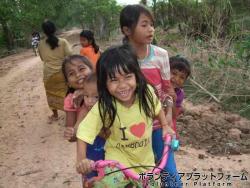 お散歩してたら子供がどんどん出てきて、こんなになりました ぼらぷらカンボジア 教育ボランティア