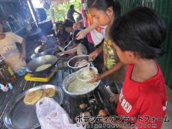 孤児院で夕食作り。子ども達の方が手際がいい～!! ぼらぷらカンボジア スタディツアー