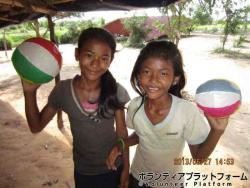 紙風船をプレゼント　最高な笑顔で楽しく遊んでくれました ぼらぷらカンボジア 教育ボランティア