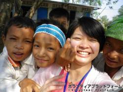 子供たちはカメラが好き♪ ぼらぷらカンボジア 教育ボランティア