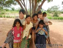 休み時間にはこのように子ども達と遊んで交流しています！ ぼらぷらカンボジア 教育ボランティア