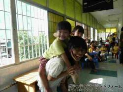 平和村では子供たちと交流しました。みんな笑顔が素敵でした！ ぼらぷらベトナム スタディツアー