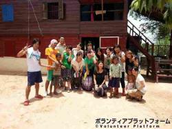 ホームステイ先の家族と ぼらぷらカンボジア 教育ボランティア