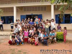 学校のみんなで撮影 ぼらぷらカンボジア 教育ボランティア
