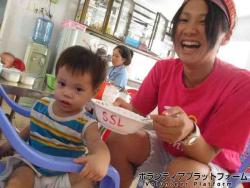 ３日目★孤児院へ行きました。子どもたちにご飯を食べさせました。この子、かわいいすぎた♥ ぼらぷらベトナム スタディツアー