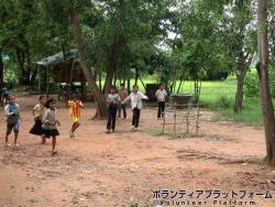 休み時間に遊んでるクラスの子たち ぼらぷらカンボジア 教育ボランティア