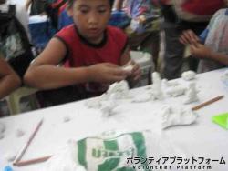 かみ粘土で遊ぶ子供 ぼらぷらフィリピン　スタディツアー　AE-2015.3.31