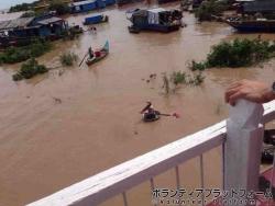 トレムサップ湖で、子供達がたらいにのって遊んでいた所です。水の色にびっくりしました。 ぼらぷらカンボジア スタディツアー