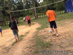 孤児院のこどもとのサッカーの様子 ぼらぷらカンボジア スタディツアー