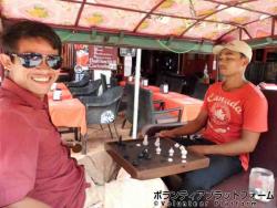 チェス中の現地の人々 ぼらぷらカンボジア スタディツアー