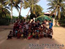 グループのメンバーと子供たち！ ぼらぷらカンボジア スタディツアー