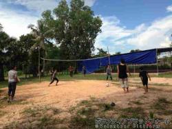 孤児院でサッカーをしている様子です！ ぼらぷらカンボジア スタディツアー