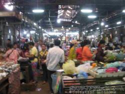 オールドマーケットの隣の市場です。現地の人のリアルな生活感が漂ってきます。 ぼらぷらカンボジア スタディツアー
