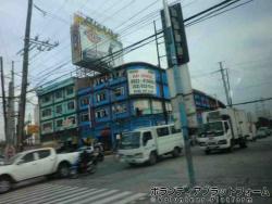マニラの道路。電線がいっぱいあります。 ぼらぷらフィリピン　スタディツアー　AE-2015.3.31