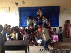 たくさんの子どもたちの前で授業します！これは2年生。 ぼらぷらカンボジア 教育ボランティア